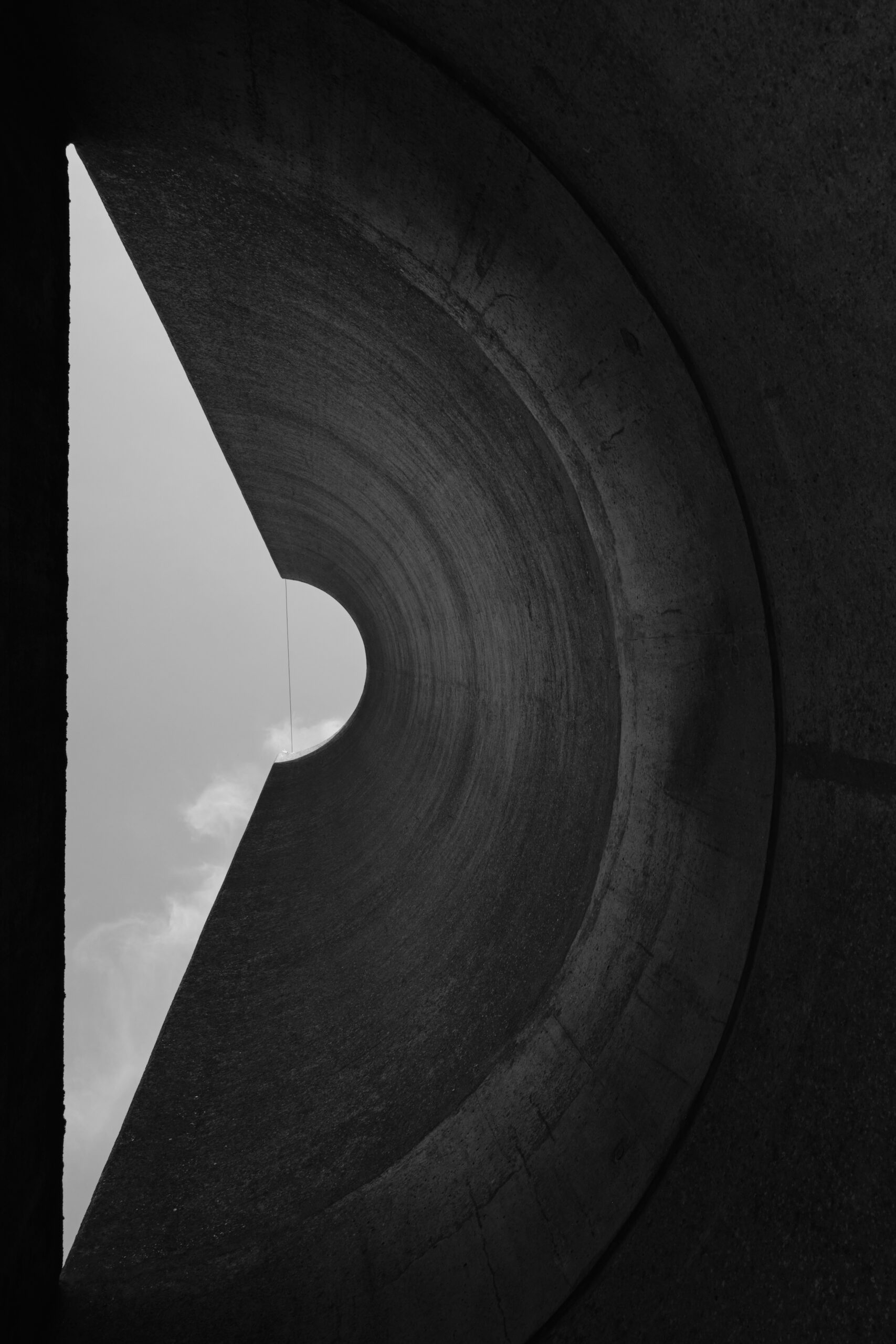 Driehoek met de lange kant naar links, ount is een halve cirkel in zwart/wit.