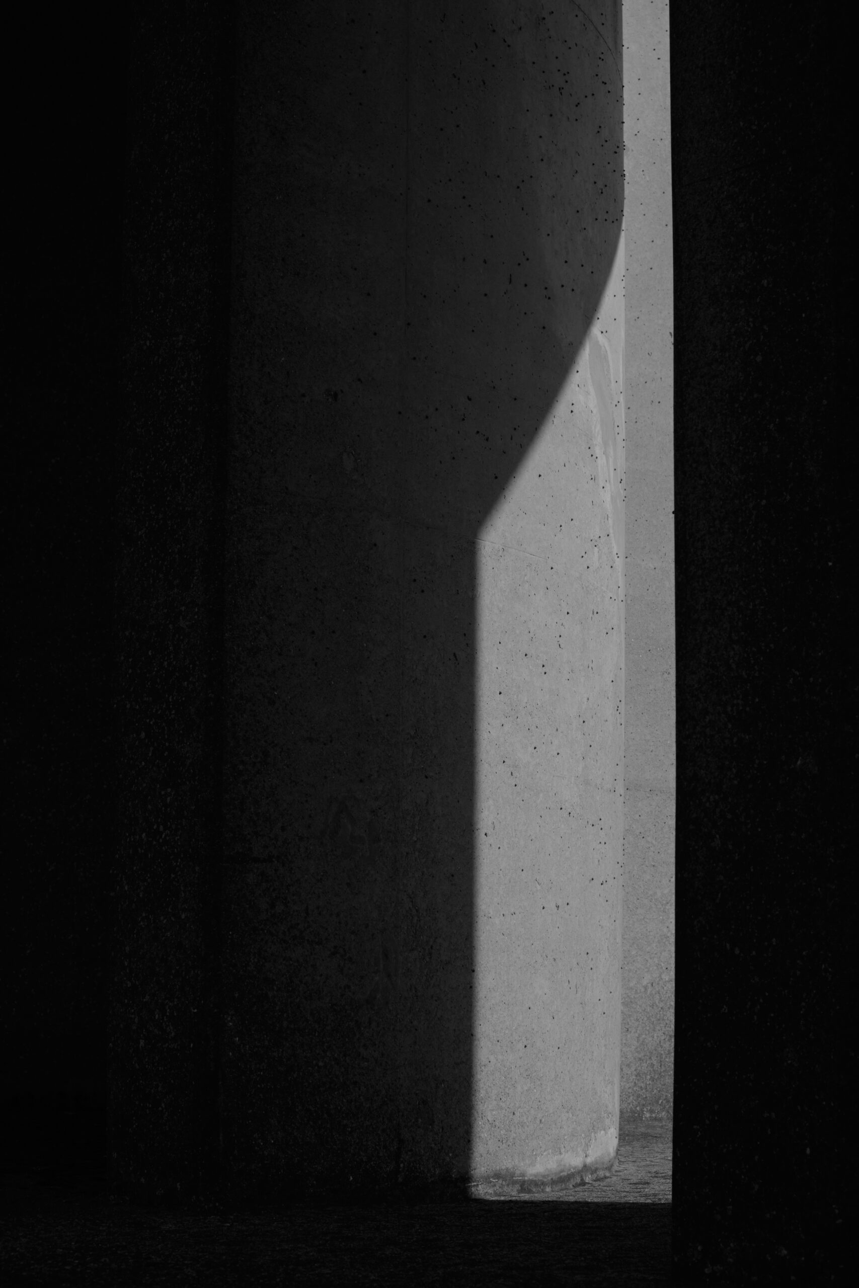 Donkere achtergrond, lichte streep, waar aan de linkerbovenkant een deel van een cirkel uit is.