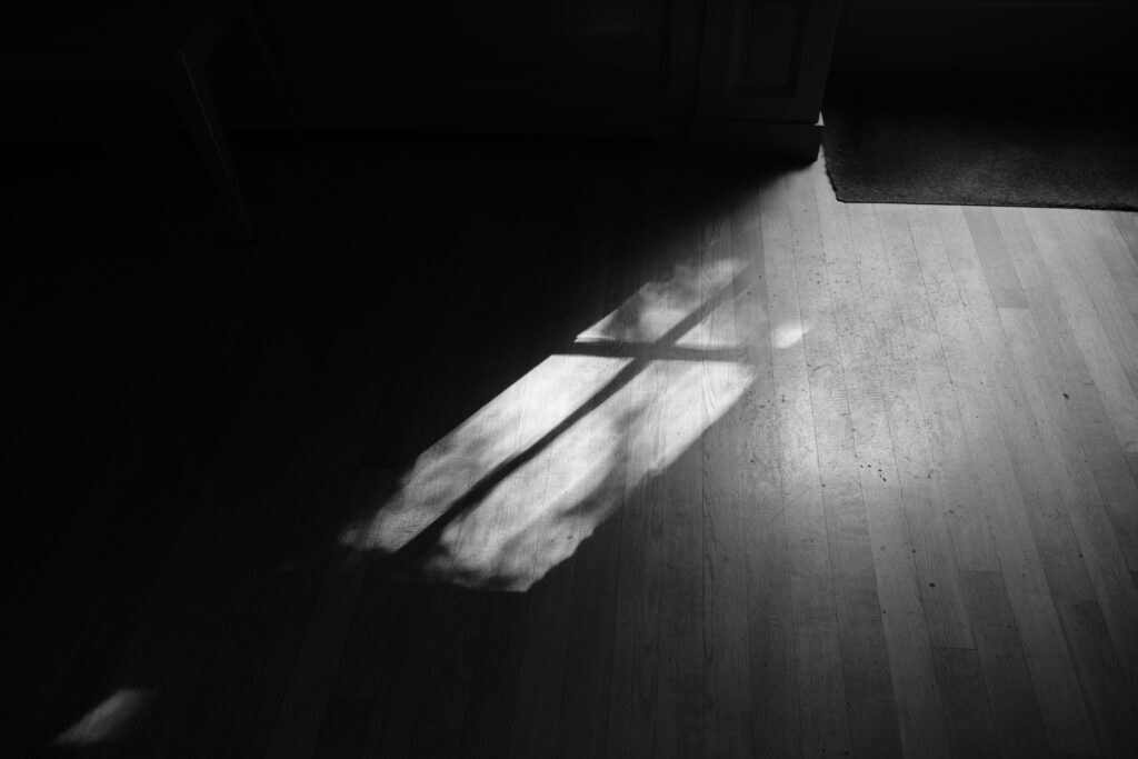 Schaduw op de grond in de vorm van een raam