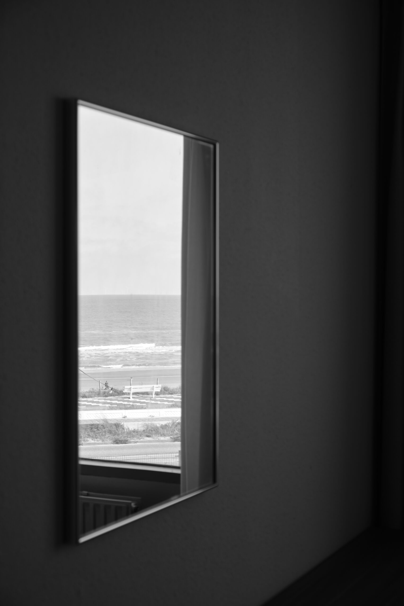 Reflectie van de zee in een spiegel.