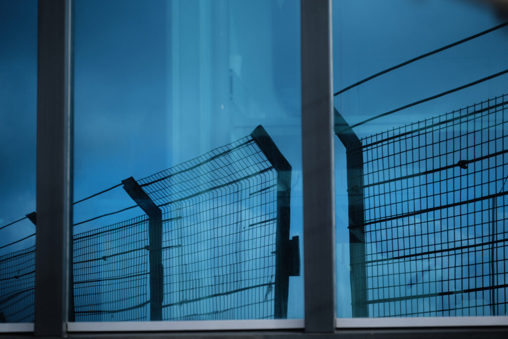 Reflectie van een hek. Blauwe foto