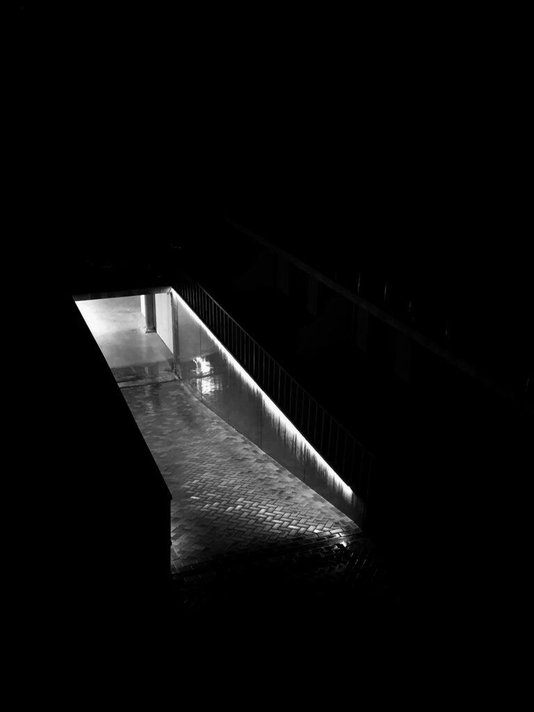 Zwarte achtergrond met lichte rechthoek, verschillende tinten licht